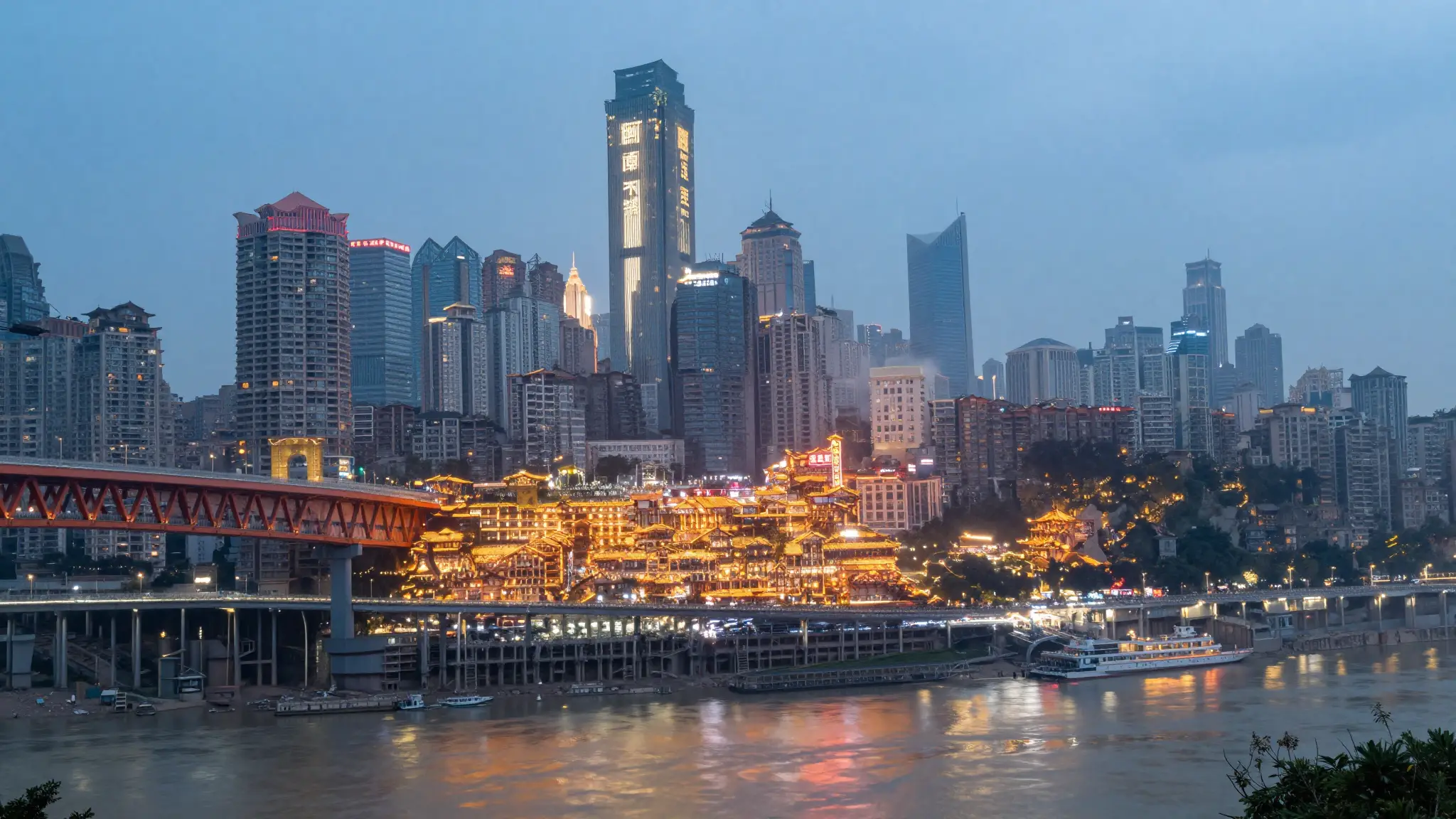 重庆市山城夜景:两江交汇处依山而建的高楼与横跨江面的长江索道